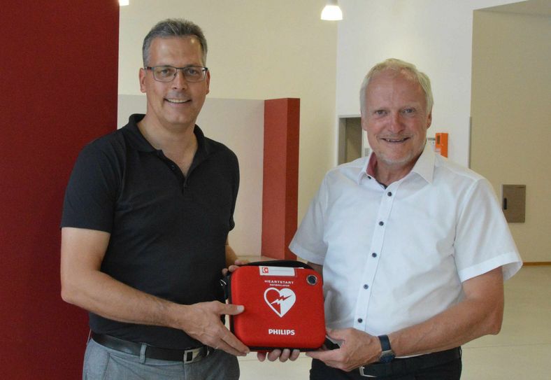 Im Forum Zülpich sorgt ab sofort der von innogy SE gespendete Defibrillator für Sicherheit.  Innogy-Kommunalbetreuer Walfried Heinen übergab den Lebensretter an Bürgermeister Ulf Hürtgen.