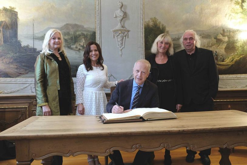 Im goldenen Buch der Stadt Monschau verewigte sich der Schirmherr des Monschau Festival 2017, WDR-Intendant Tom Buhrow. An seiner Seite im Haus Troistorff: Lebensgefährtin Daniela Boff und Bürgermeisterin Margareta Ritter (l.) sowie die Geschäftsführung der Monschau Festival GmbH in Person von Dorit Schlieper und Helmut Lanio (r.). Foto: PST