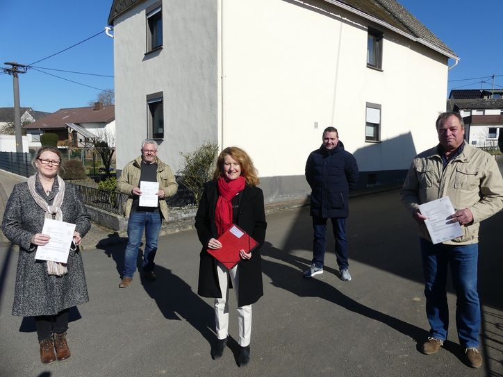 Von links: Martina Geers, Ortsbürgermeisterin Eulgem, Albert Jung, VG-Bürgermeister Kaisersesch, Staatssekretärin Heike Raab, Benedikt Oster, Landtagsabgeordneter, und Günter Urwer, Ortsbürgermeister Binningen.