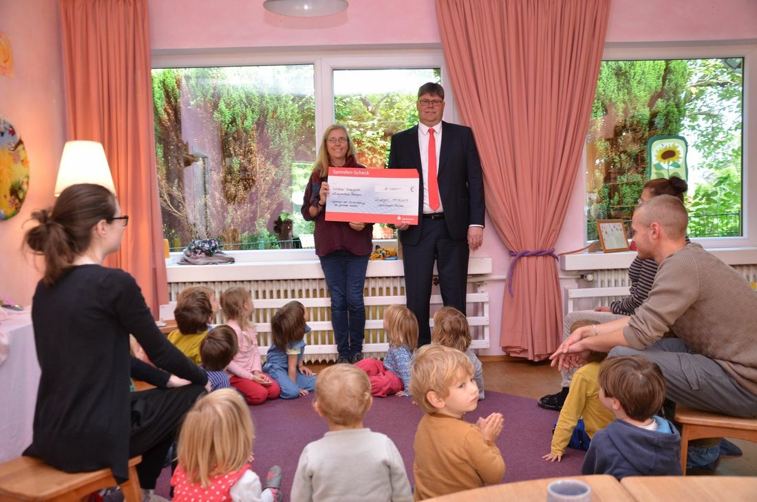 Mit 3000 Euro kam Ralf Jansen von der Sparkasse Aachen in den Roetgener Waldorfkindergarten »Zwergenhaus«. Foto: T. Förster