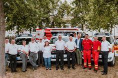 Übergabe der Kommandowagen im Rondell der Kreisverwaltung: Landrat Volker Boch mit den Katastrophenschutzinspekteuren des Landkreises und Vertretern von DRK, Malteser Hilfsdienst und DLRG.