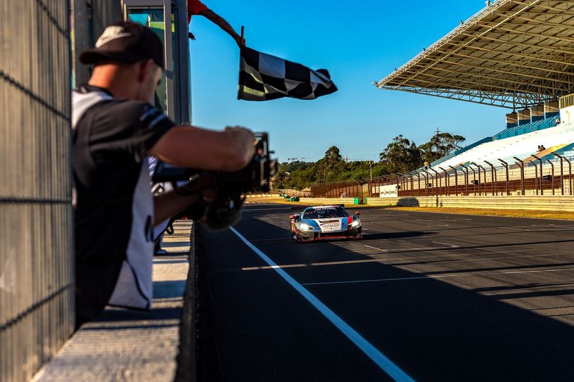 Erster Gesamtsieg für Ferrari 296 GT3 "Luigi" bei den 12h in Estoril.