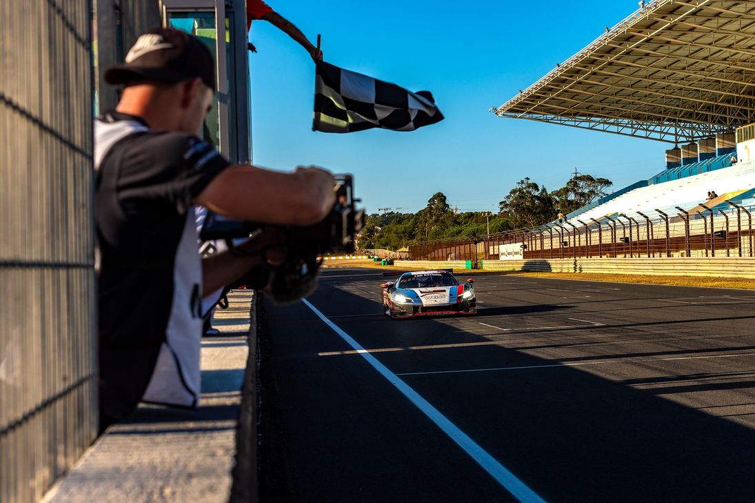 Erster Gesamtsieg für Ferrari 296 GT3 "Luigi" bei den 12h in Estoril.