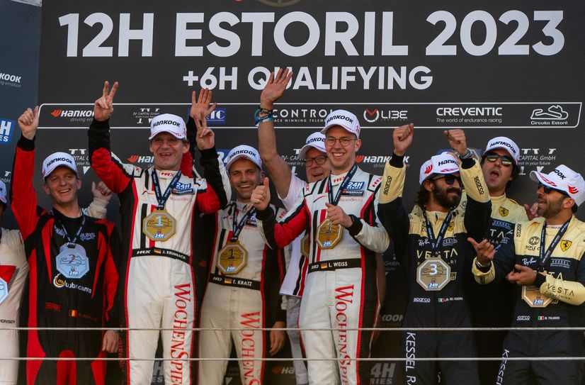 Jochen Krumbach, Torsten Kratz, Georg Weiss und Leonard Weiss (v.l.) feiern den Gesamtsieg in Estoril.