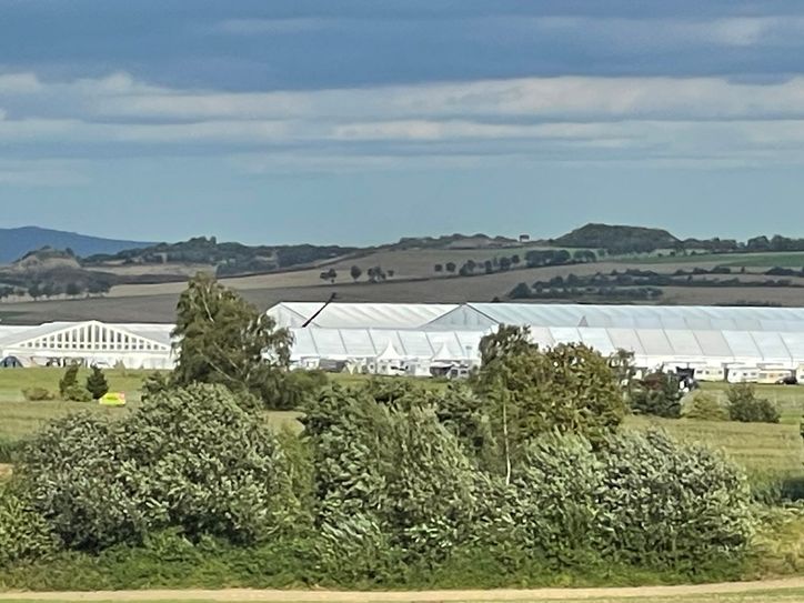 Weithin sichtbar ist die „Zeltstadt“ auf dem Flugplatzgelände.