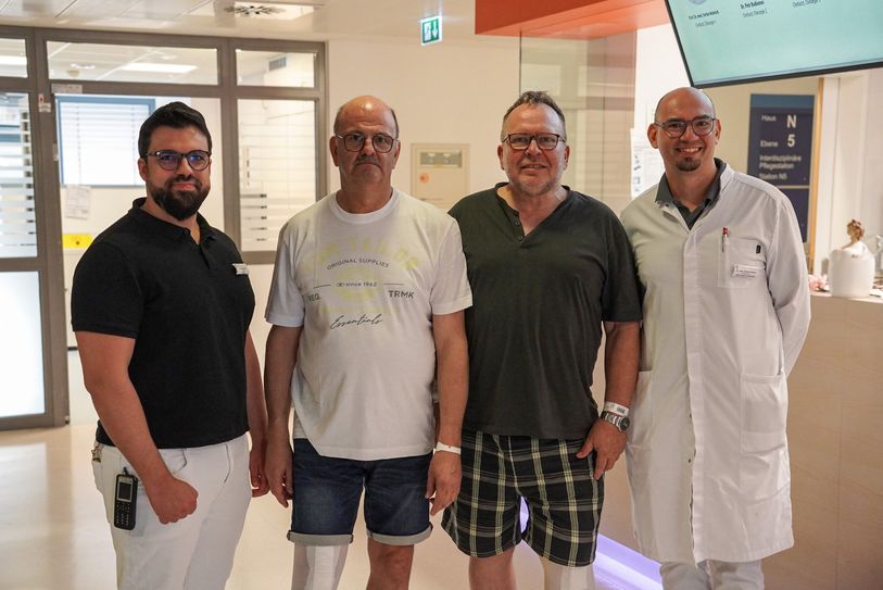 Knapp eine Woche nach dem Eingriff stehen die ersten mit dem robotisch assistierten Verfahren behandelten Patienten bereits wieder auf eigenen Beinen. v.l.n.r. Tareq Musallam (Oberarzt Orthopädie und Unfallchirurgie), Bruno W., Hagen W., Dr. med. Elmar Schwarz (Chefarzt Orthopädie und Unfallchirurgie).