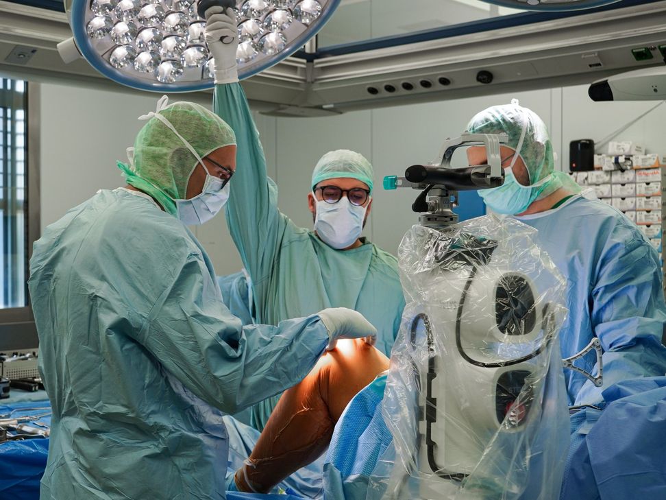 Hier steht der Roboter mit am OP-Tisch: Vorbereitungen für den ersten Eingriff mit dem neuen Knieroboter VELYS am Klinikum Mutterhaus.