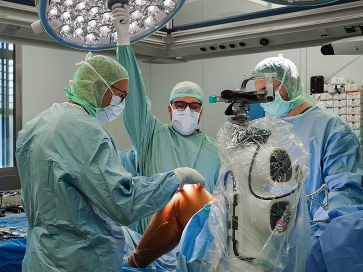 Hier steht der Roboter mit am OP-Tisch: Vorbereitungen für den ersten Eingriff mit dem neuen Knieroboter VELYS am Klinikum Mutterhaus.