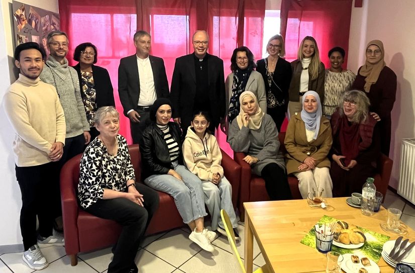 Zum Austausch trafen sich der Trierer Bischof Dr. Stephan Ackermann (Mitte), Vertreter*innen des Bischöflichen Generalvikariats Trier, des Pastoralen Raums Simmern, des Caritasverbands Rhein-Hunsrück-Nahe, Ehrenamtliche und Geflüchtete im CaféTerra in Kastellaun.