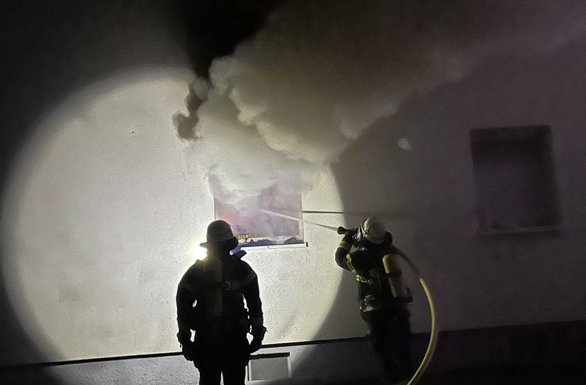 Die Brandwohnung wurde durch das Feuer vollständig zerstört. Die Höhe des Sachschadens und die Brandursache sind noch ungeklärt.