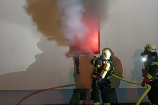 Die Brandwohnung wurde durch das Feuer vollständig zerstört. Die Höhe des Sachschadens und die Brandursache sind noch ungeklärt.