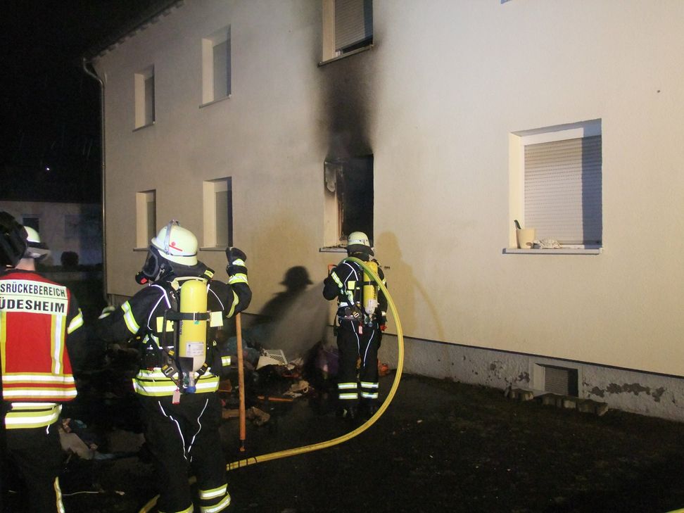 Die Brandwohnung wurde durch das Feuer vollständig zerstört. Die Höhe des Sachschadens und die Brandursache sind noch ungeklärt.