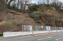 Die neu aufgebaute mobile Fangzaunanlage auf der B51 - Gehweg und Bushaltestelle sind bis auf Weiteres gesperrt