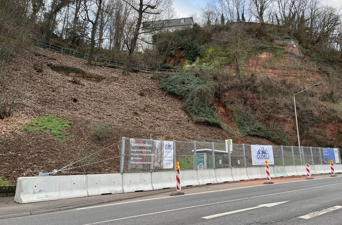 Die neu aufgebaute mobile Fangzaunanlage auf der B51 - Gehweg und Bushaltestelle sind bis auf Weiteres gesperrt
