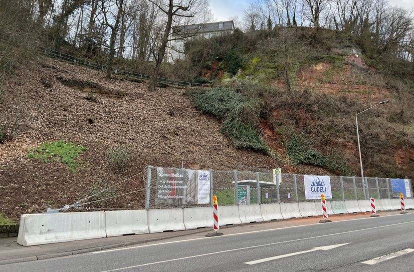 Die neu aufgebaute mobile Fangzaunanlage auf der B51 - Gehweg und Bushaltestelle sind bis auf Weiteres gesperrt