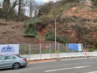 Am Donnerstagvormittag hatten sich an diesem Hang der roten Palliener Sandsteinwand unterhalb des Reverchonwegs über der Bitburger Straße in Höhe der Kaiser-Wilhelm-Brücke größere Felsbrocken gelöst und waren auf die Straße gerollt