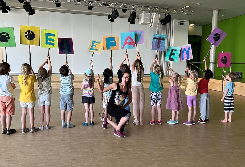 Claudia Steffan und die Kinder der Grundschule Roetgen proben fleißig für das Musiktheaterstück »Karneval der Tiere«. Auch junge Elefanten werden über die Bühne marschieren und versuchen über ein Spinennnetz zu balancieren.