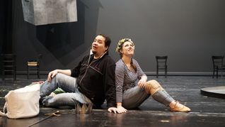 Unser Foto zeigt zwei der Darsteller bei der Probe.