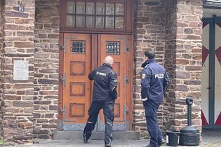 Ein Gutachter (rechts) hat die Unfallstelle untersucht. Sein Gutachten liegt seit einigen Tagen vor. Bringt es Klarheit darüber, ob eventuell bei den Planungen oder Umbauarbeiten geschlampt wurde?                              Fotos: Zender/Archiv