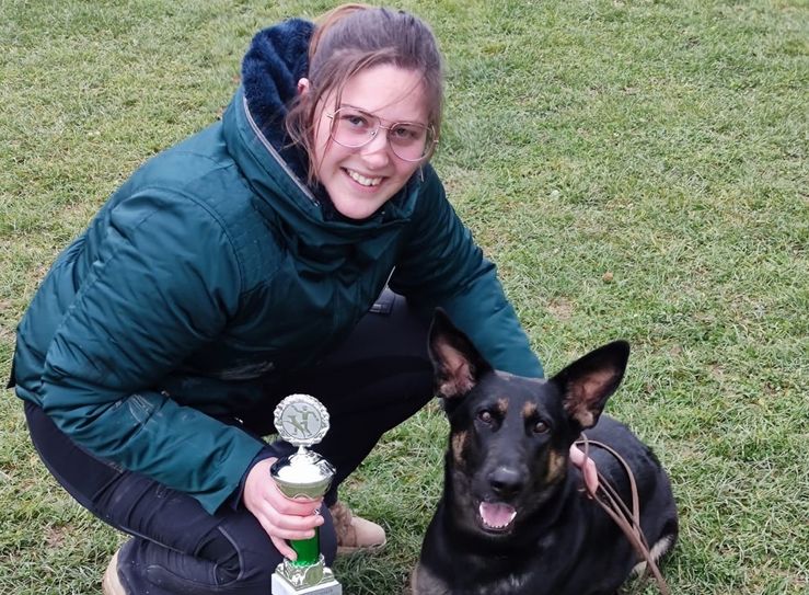 Was führte zu dem folgenschweren Sturz von Luisa Schneiders (Foto) vom Dachgeschoss des Jugendraums in Ernst? Die junge Frau war durch den Notausstieg ins Freie gegangen und in die Tiefe gestürzt.