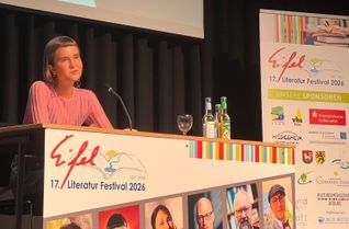 Bestseller-Autorin und Newcomerin Caroline Wahl hat zum Auftakt des Eifel-Literatur-Festivals in der ausverkauften Bitburger Stadthalle gelesen.