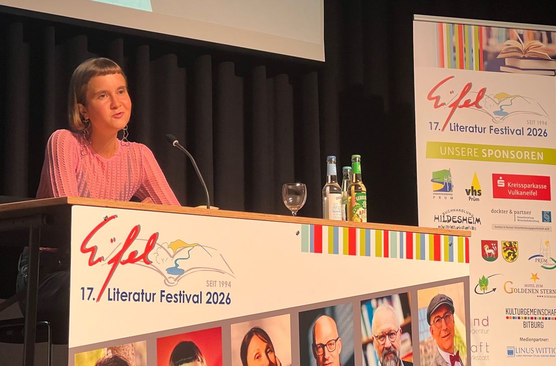 Bestseller-Autorin und Newcomerin Caroline Wahl hat zum Auftakt des Eifel-Literatur-Festivals in der ausverkauften Bitburger Stadthalle gelesen.