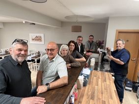 Heinz-Günter Schooß (v.li.), Friedhelm Heß, Brigitte Crump-Schooß, Uschi Mießeler, Norbert Crump, Philipp Schwekendiek und Fatih Weinand stellten das neue Dorfcafé »Alte Schule« vor.