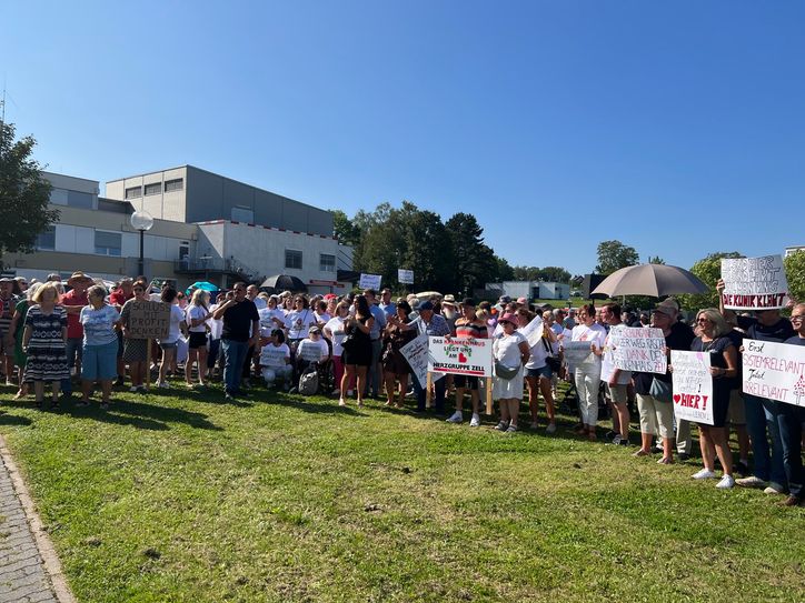 Rund 1.000 Personen haben sich zum heutigen Protest versammelt.