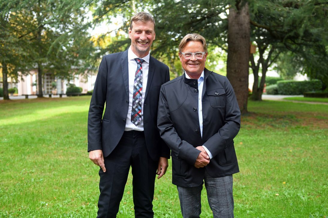 Der neue Chefarzt Dr. med. Stephan Leers (links) mit seinem langjährigen Vorgänger Dr. med. Johannes Luttke