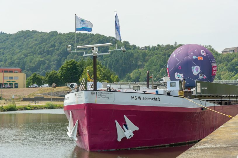 Die MS Wissenschaft war zuletzt im Jahr 2019 in Saarburg. Im Sommer 2025 legt sie mit der neuen Ausstellung »Zukunftsenergie« an der Schiffsanlegestelle im Staden an.