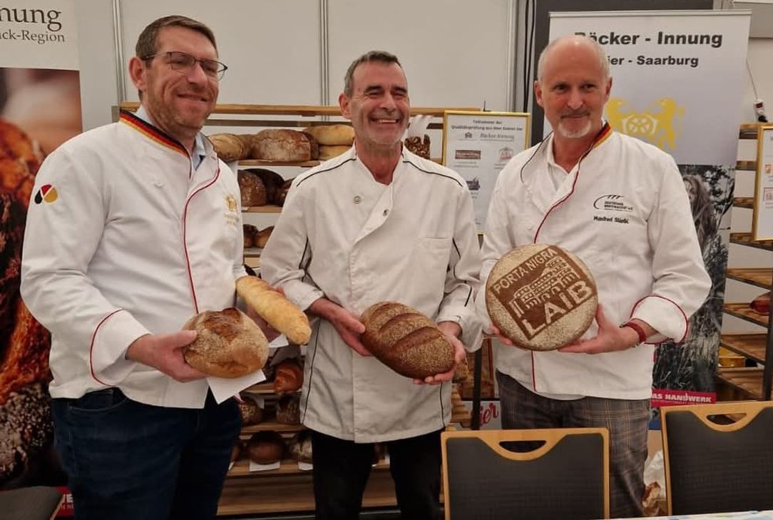 Stolz auf das Bäckerhandwerk: Christian Weirich, Geschäftsführer Innung MEHR, Hans-Peter Kohr, Obermeister Innung Trier-Saarburg und Brotprüfer Manfred Stiefel.