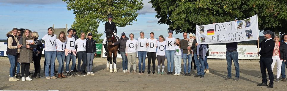 Mitglieder des Reit- und Zuchtvereins mit Dr. Andreas Mietze auf Via Nova.