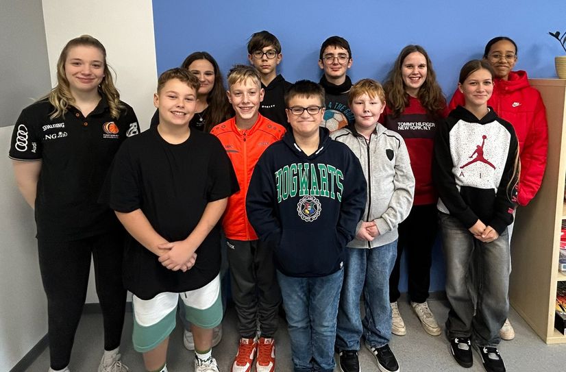 Die Schülerinnen und Schüler mit Svenja Ernis.