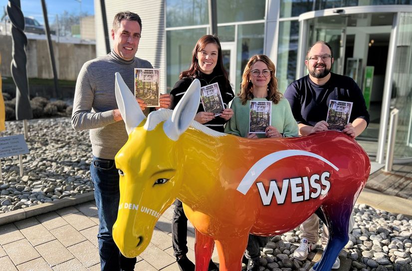 Sind stolz, mit dem Freizeitführer 2025 einen Ratgeber für Einheimische und Touristen präsentieren zu können (v.l.): Patrick Schmidder (Geschäftsführer Nordeifel Tourismus GmbH), Anja Breuer, Katrin Möllers (beide Weiss-Verlag) und Rene Wißgott (Geschäftsführer Rureifel-Tourismus GmbH).