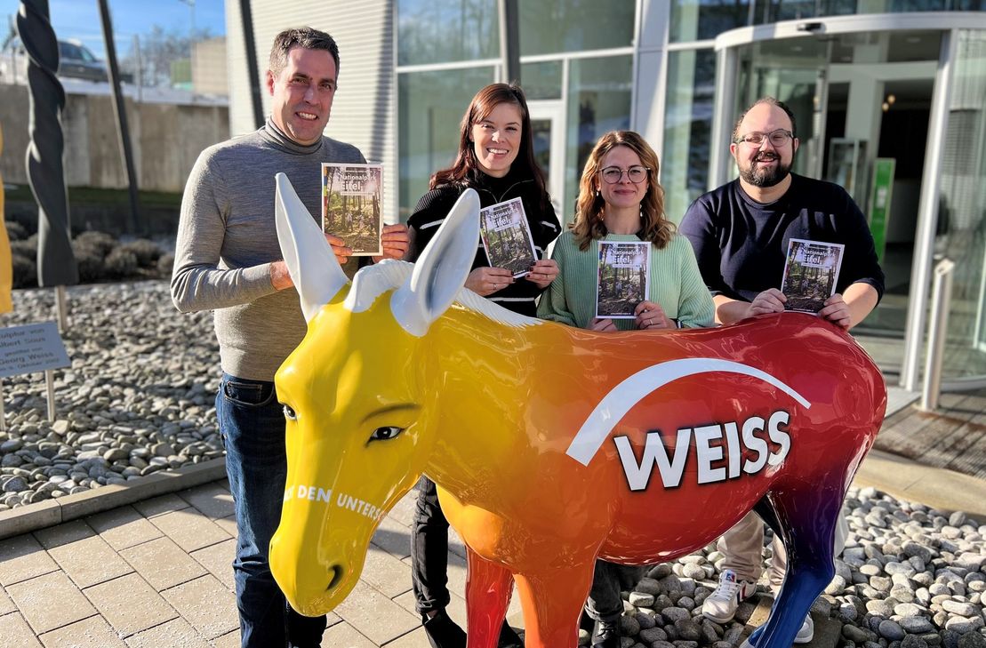 Sind stolz, mit dem Freizeitführer 2025 einen Ratgeber für Einheimische und Touristen präsentieren zu können (v.l.): Patrick Schmidder (Geschäftsführer Nordeifel Tourismus GmbH), Anja Breuer, Katrin Möllers (beide Weiss-Verlag) und Rene Wißgott (Geschäftsführer Rureifel-Tourismus GmbH).