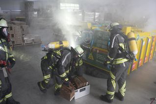 Die Feuerwehr probte den Einsatz beim Brand einer Lithium-Ionen-Batterie.
