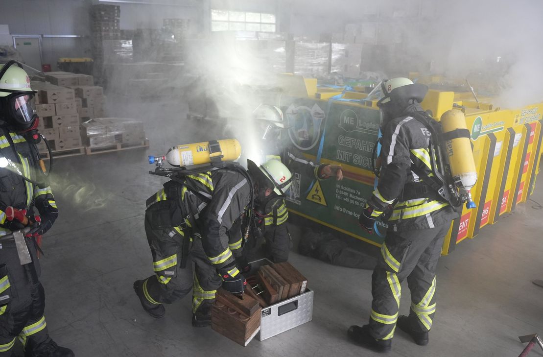Die Feuerwehr probte den Einsatz beim Brand einer Lithium-Ionen-Batterie.