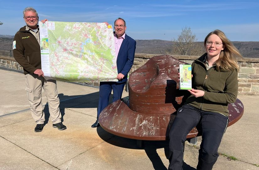 Zahlreiche Neuerungen und eine attraktive Rückseite sind in der sechsten Auflage der Nationalpark-Wanderkarte erhalten. Vorgestelt wurden sie vom Vorsitzenden des Eifelvereins, Dr. Ralf Nolten, dem Leiter der Nationalparkverwaltung Eifel, Michael Lammertz (l.) und der  Projektkoordinatorin Jasmin Daus.