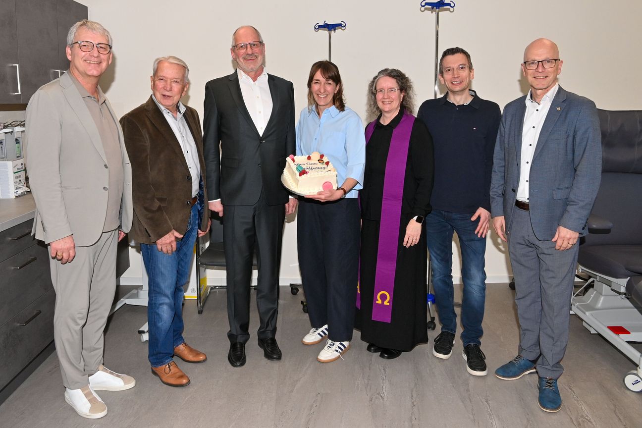 Die Protagonisten bei der Praxiseröffnung (v.r.n.l): OB Dirk Maid (Mayen), Michael Sareyko (Bauherr), Pfarrerin Metje Steinau (Evang. Kirchengemeinde Mayen), Dr. Michael Maasberg, Helmut Sareyko (Bauherr) und Sascha Monschauer (Vorstandsvoristzender VR Ba