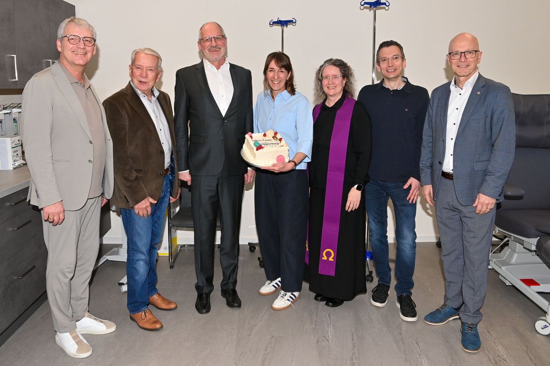 Die Protagonisten bei der Praxiseröffnung (v.r.n.l): OB Dirk Maid (Mayen), Michael Sareyko (Bauherr), Pfarrerin Metje Steinau (Evang. Kirchengemeinde Mayen), Dr. Michael Maasberg, Helmut Sareyko (Bauherr) und Sascha Monschauer (Vorstandsvoristzender VR Ba
