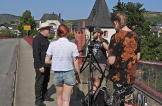 Auftakt der Dreharbeiten auf der Moselbrücke in Trittenheim: Das Filmteam der Universität Koblenz zeichnet gemeinsam mit Christoph Schmitt (links), verantwortlich für Drehbuch und Konzept, die ersten Sequenzen für das KuLaDig-Projekt auf.