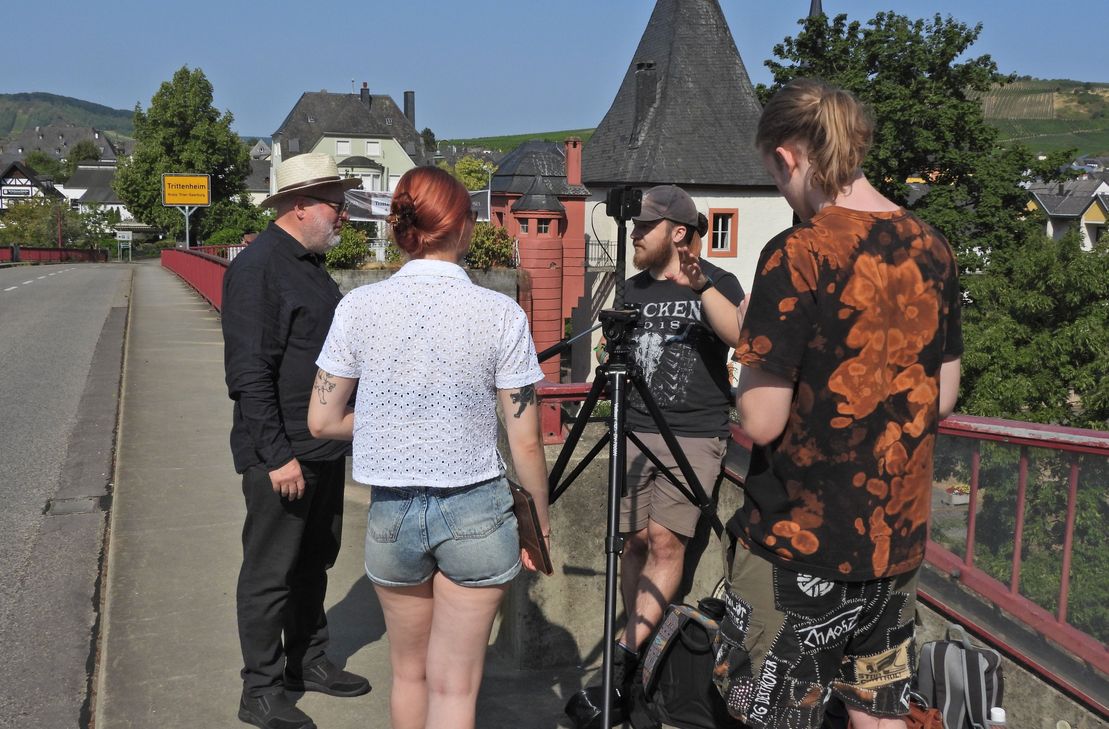 Auftakt der Dreharbeiten auf der Moselbrücke in Trittenheim: Das Filmteam der Universität Koblenz zeichnet gemeinsam mit Christoph Schmitt (links), verantwortlich für Drehbuch und Konzept, die ersten Sequenzen für das KuLaDig-Projekt auf.