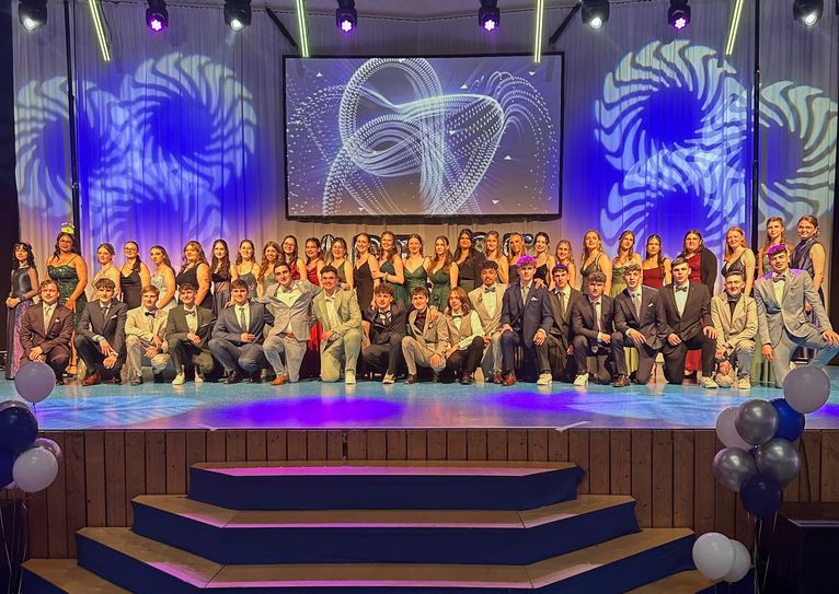 Der Abiturjahrgang 2025 der IGS Salmtal am Abiball.