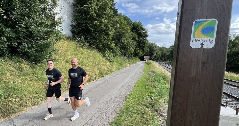 Derzeit spulen Henrik Zöll (li.) und Andreas Winkler unzählige Kilometer runter, um ihr großes Ziel, den Eifelsteig in 48 Stunden zu laufen, schaffen zu können.