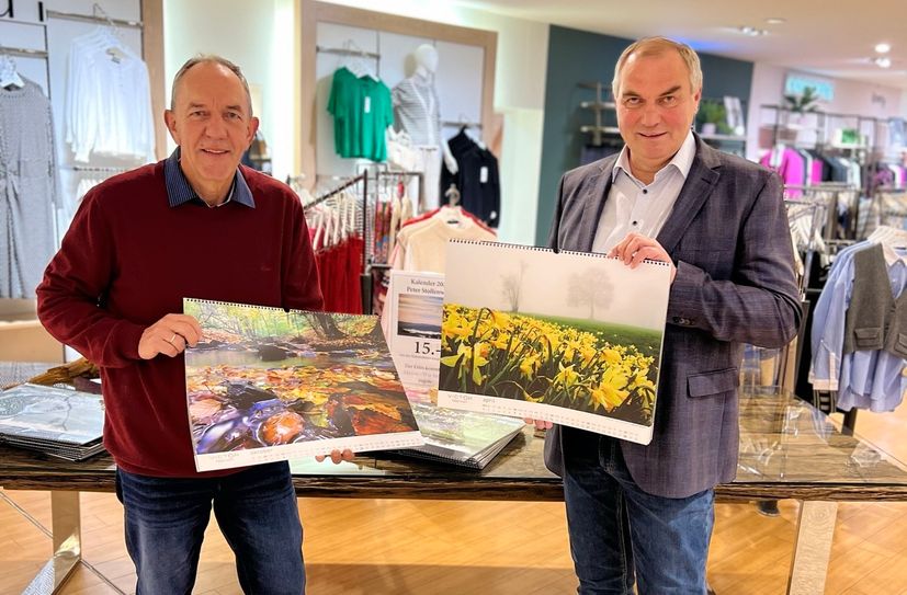Peter Stollenwerk und Klaus Victor präsentieren den neuen Eifelkalender, der ab sofort bei »Victor fashion« erhältlich ist. Der Erlös kommt caritativen Einrichtungen zu gute, die sich am Samstag, 2. Dezember, ab 10 Uhr im Imgenbroicher Einkaufshaus präsentieren. Foto: T. Förster