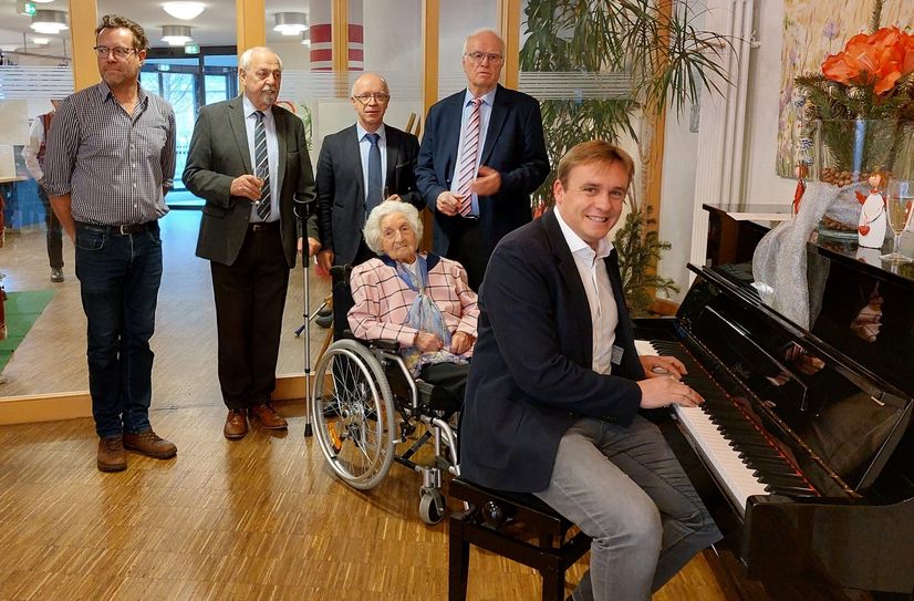 Es gratulierten Agnes Sievering zu ihrem 105. Geburtstag (von links): Richard Vogel, Ortsvorsteher St. Goar, Dieter Sievering, Boppards Bürgermeister Jörg Haseneier, Kreisbeigeordneter Dietmar Tuldi und der Bopparder Ortsvorsteher Niko Neuser.