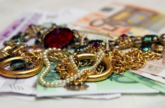 Schmuck im vermutlich vierstelligen Bereich ließ ein Trickdieb in Kinderbeuern mitgehen.