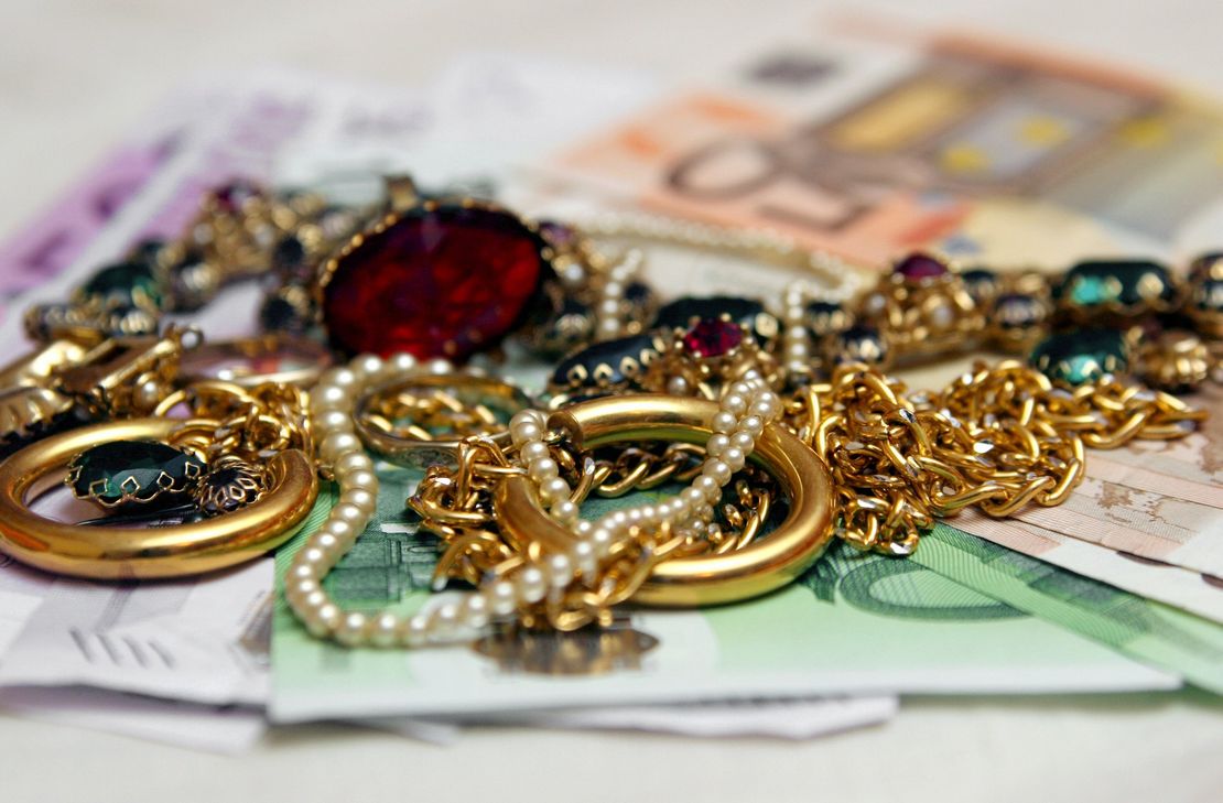 Schmuck im vermutlich vierstelligen Bereich ließ ein Trickdieb in Kinderbeuern mitgehen.