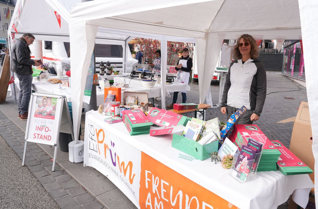 Der Mantelsonntag lockt am 18. Oktober in die Stadt Prüm. Die Evangelisch freie Gemeinde Prüm informiert an einem Stand über die Aktion "Weihnachten im Schuhkarton", die in diesem Jahr 30-jähriges Jubiläum feiert.