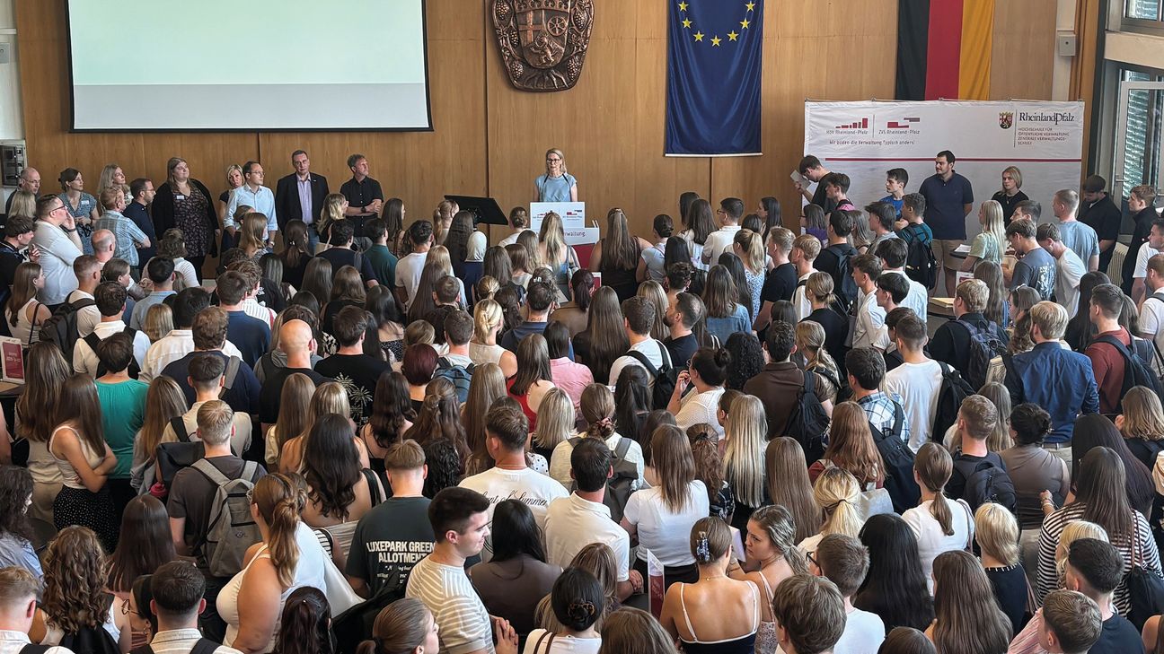 Direktorin Alice Schmidt begrüßt die neuen Studierenden und Lehrgangsteilnehmenden zum Beginn ihres theoretischen Ausbildungs- und Studienstarts an der Hochschule für öffentliche Verwaltung und Zentralen Verwaltungsschule Rheinland-Pfalz in Mayen.